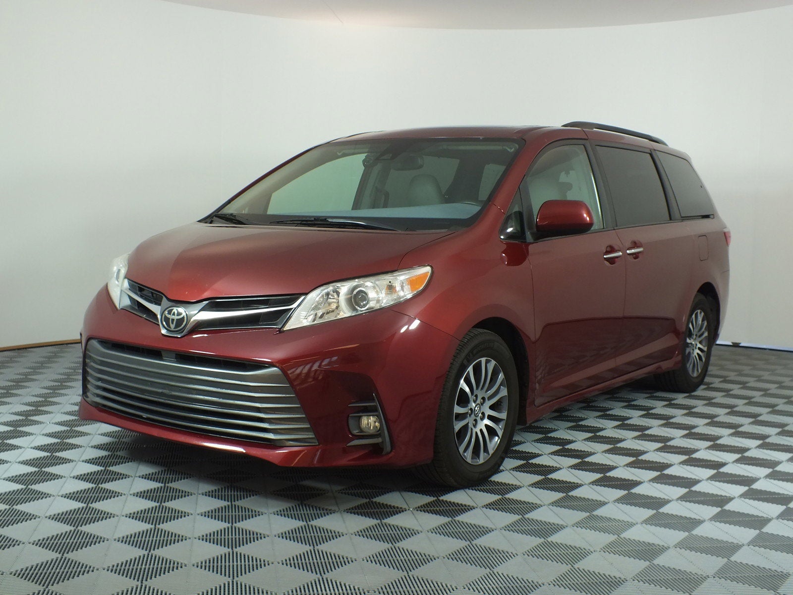 2018 Toyota Sienna XLE *CLEAN CARFAX*