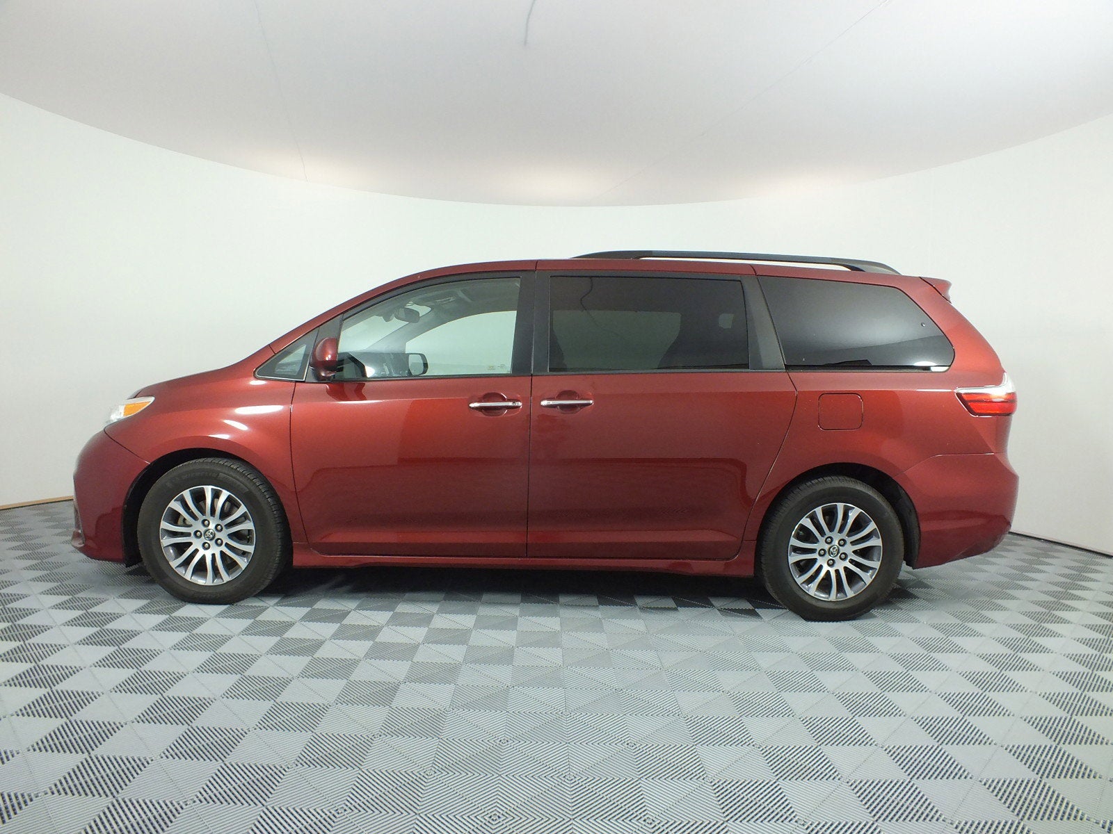 2018 Toyota Sienna XLE *CLEAN CARFAX*