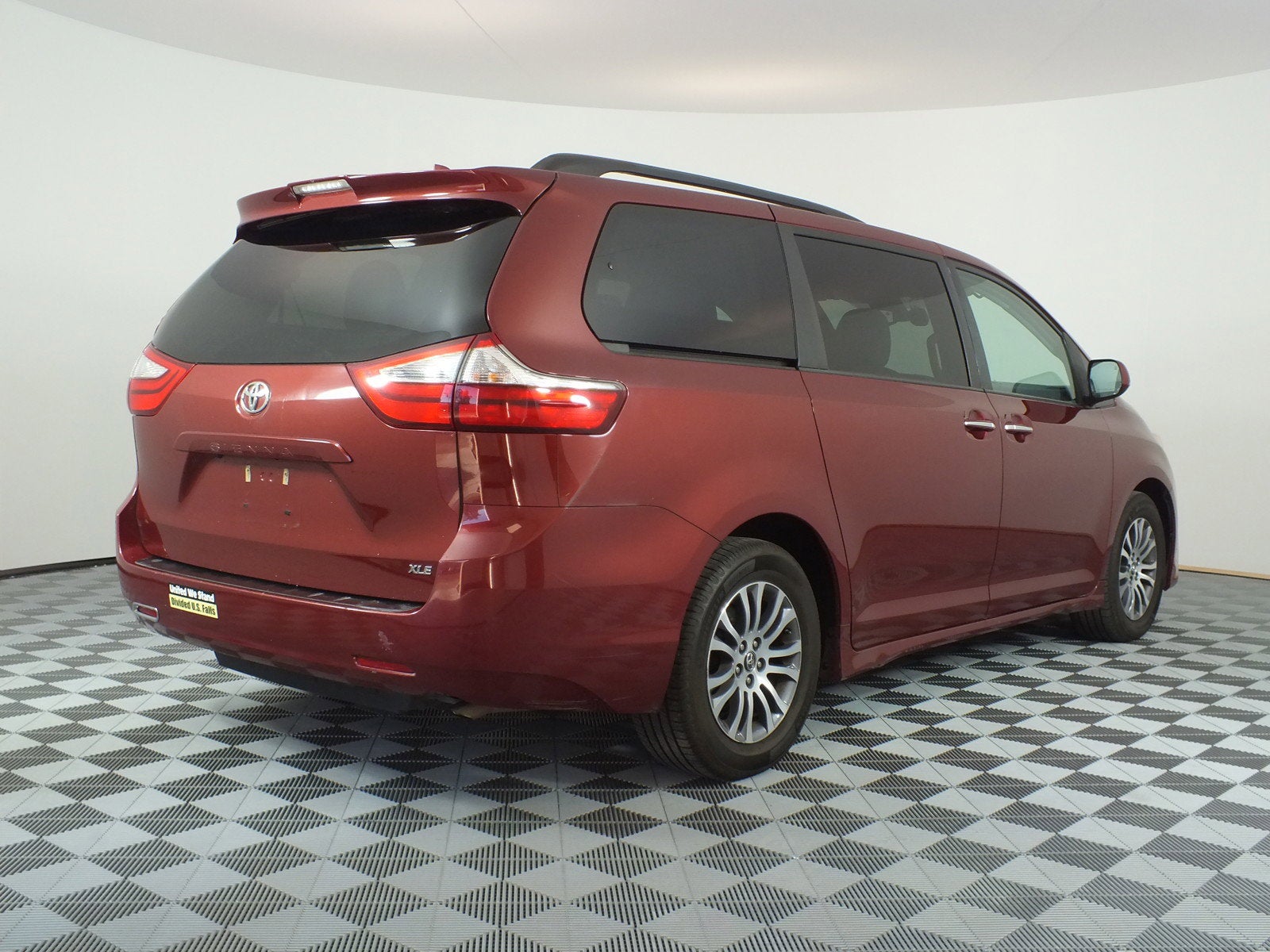 2018 Toyota Sienna XLE *CLEAN CARFAX*