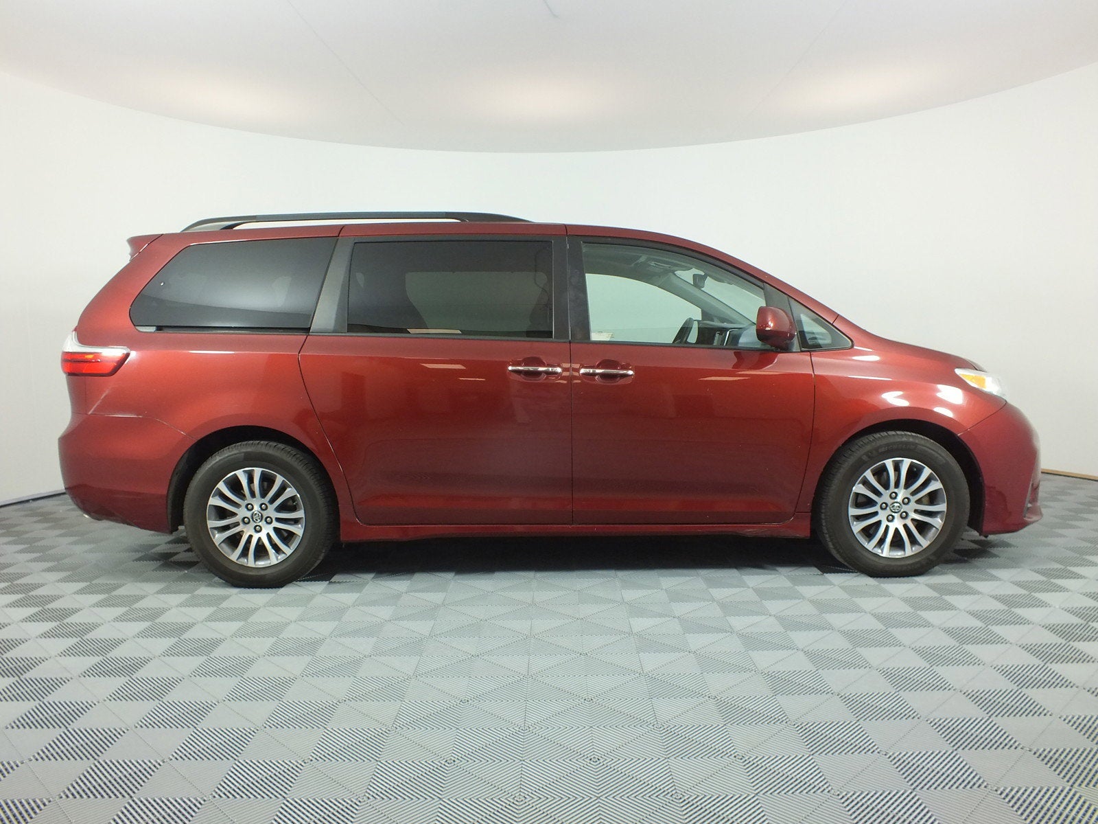 2018 Toyota Sienna XLE *CLEAN CARFAX*