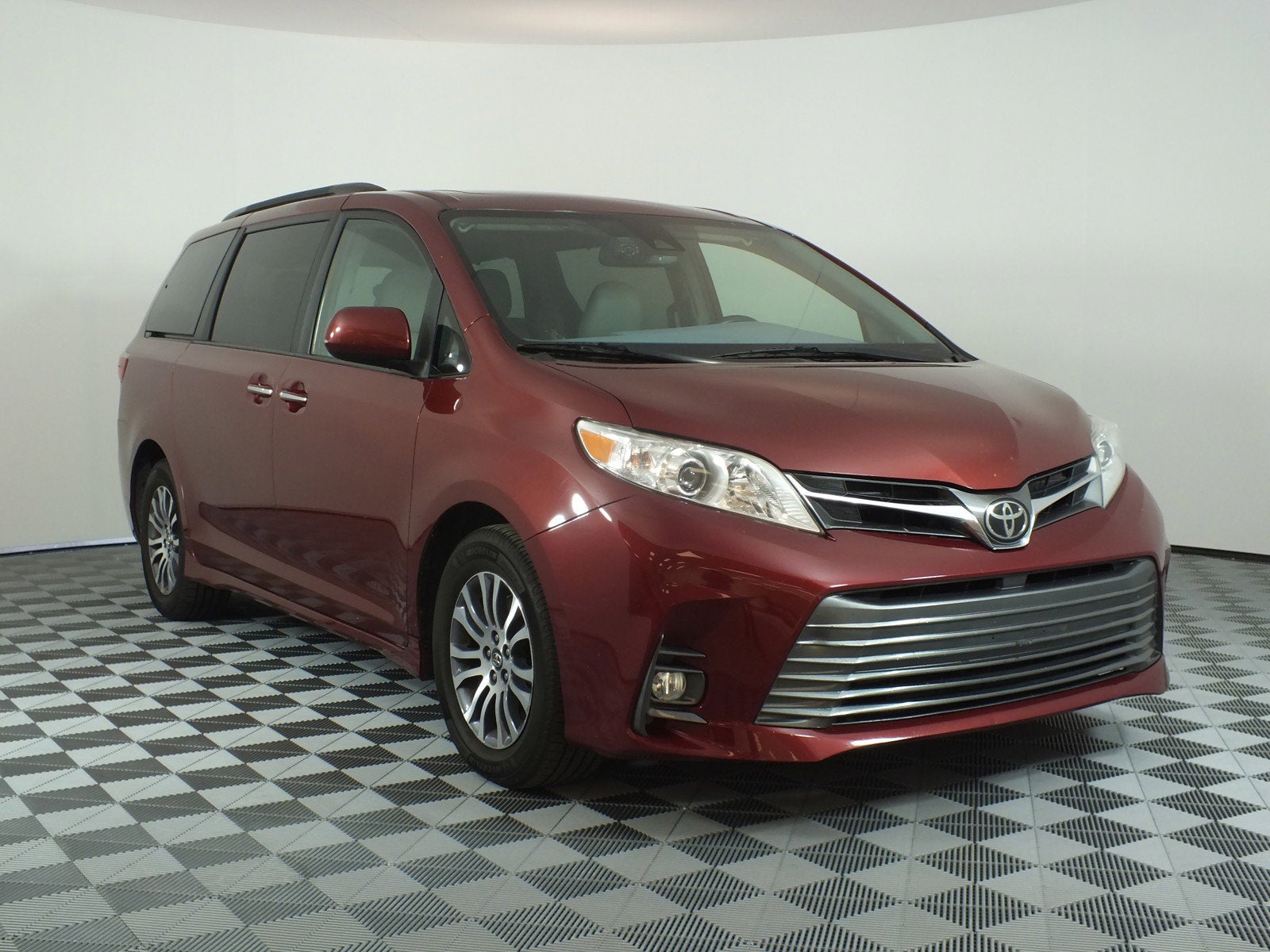 2018 Toyota Sienna XLE *CLEAN CARFAX*