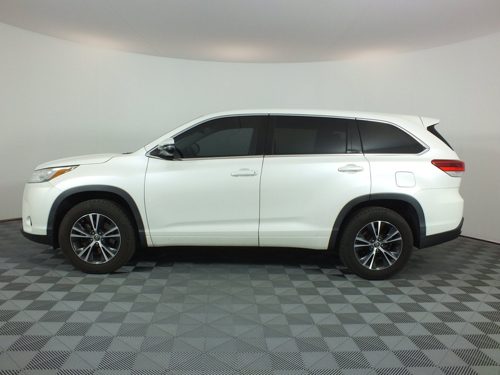 2018 Toyota Highlander LE *CLEAN CARFAX*