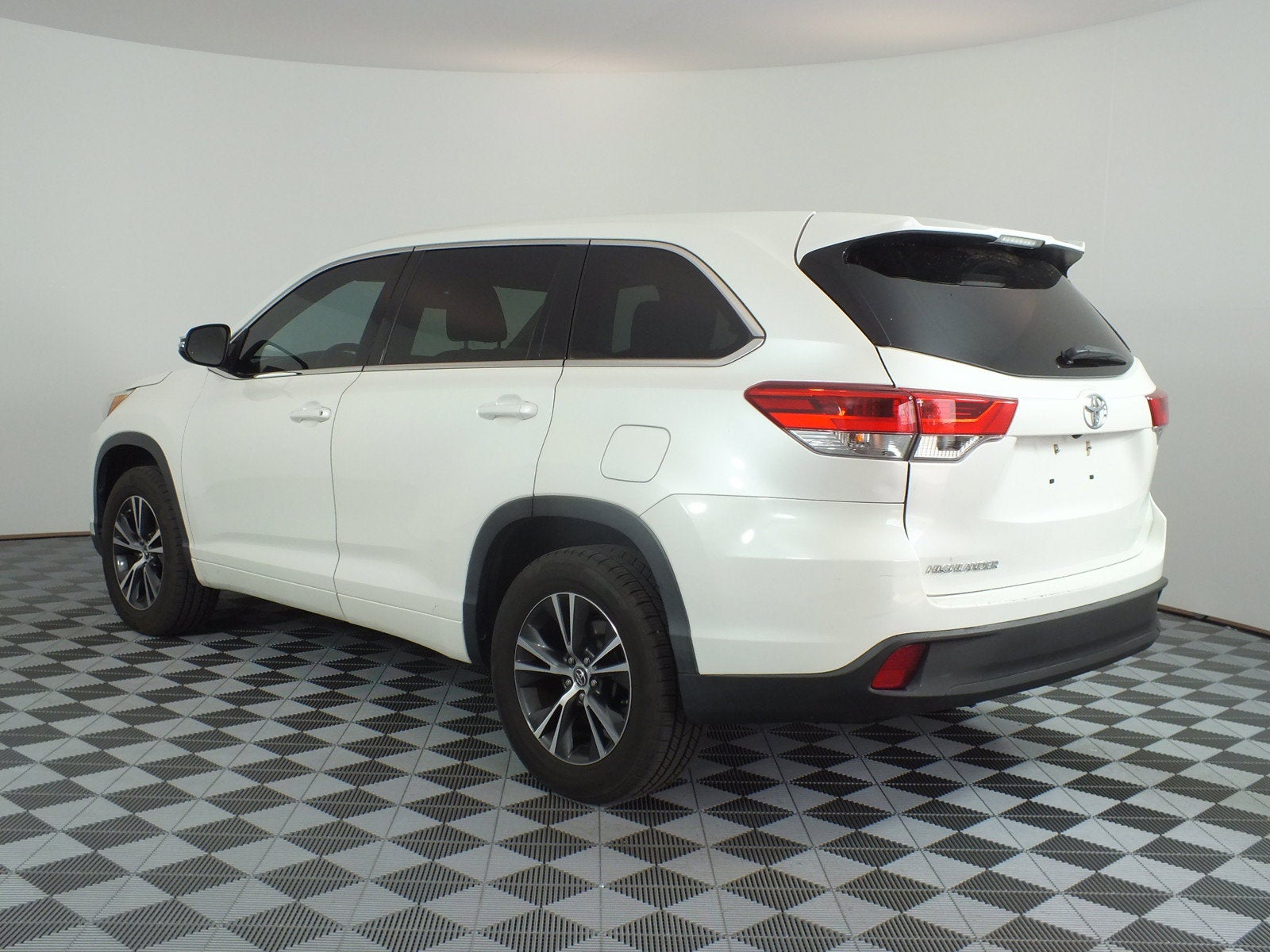 2018 Toyota Highlander LE *CLEAN CARFAX*