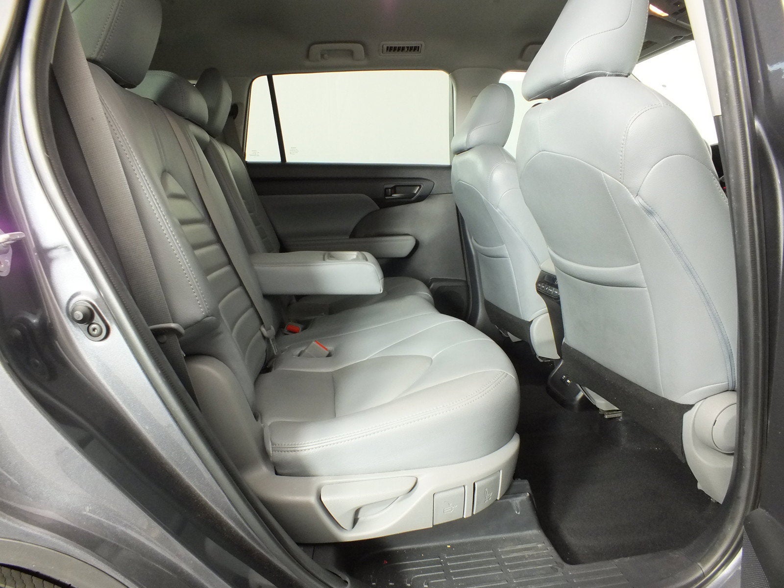 2020 Toyota Highlander LE *RELIABLE DAILY DRIVER!*