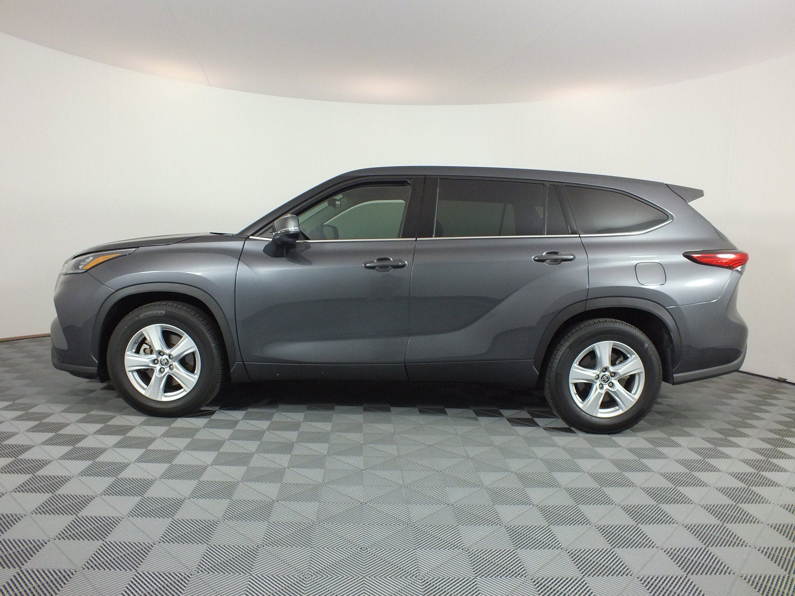 2020 Toyota Highlander LE *RELIABLE DAILY DRIVER!*