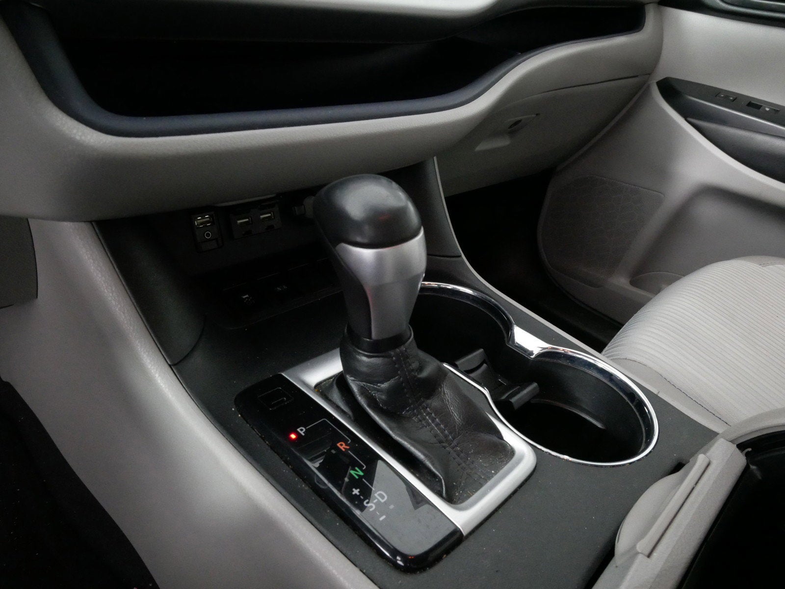 2019 Toyota Highlander LE Plus FWD *CLEAN CARFAX!*