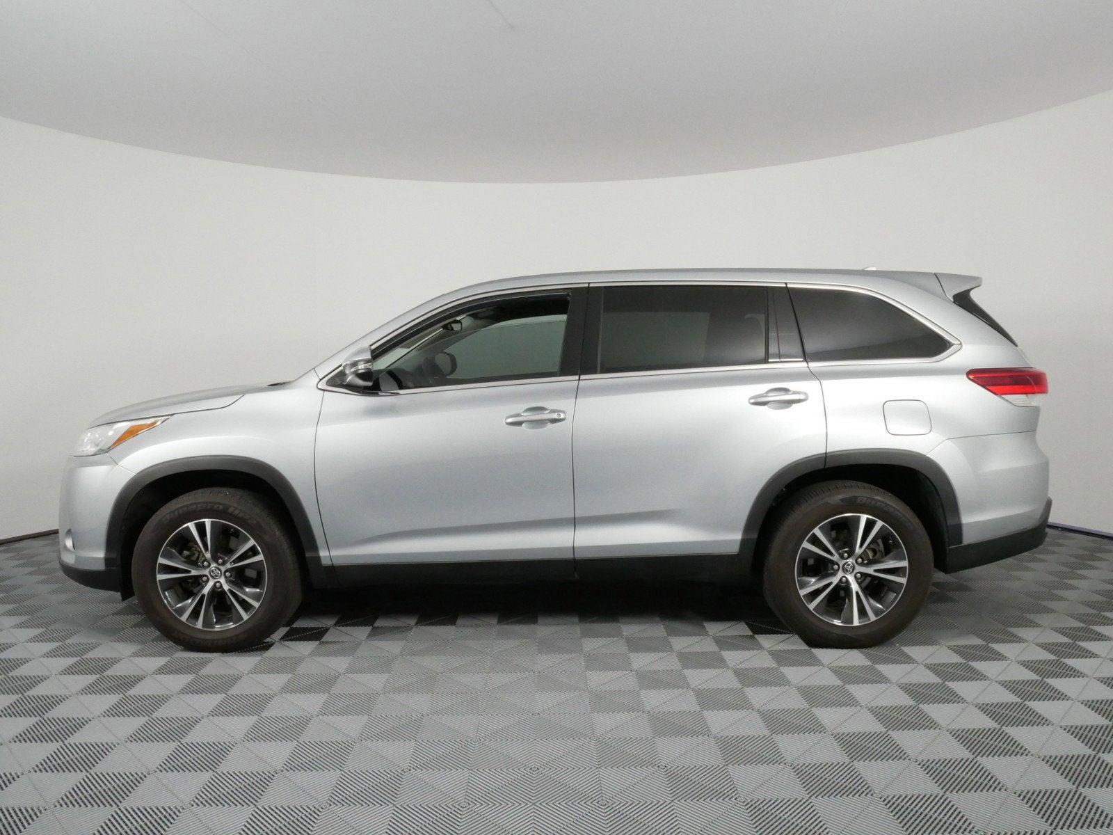2019 Toyota Highlander LE Plus FWD *CLEAN CARFAX!*