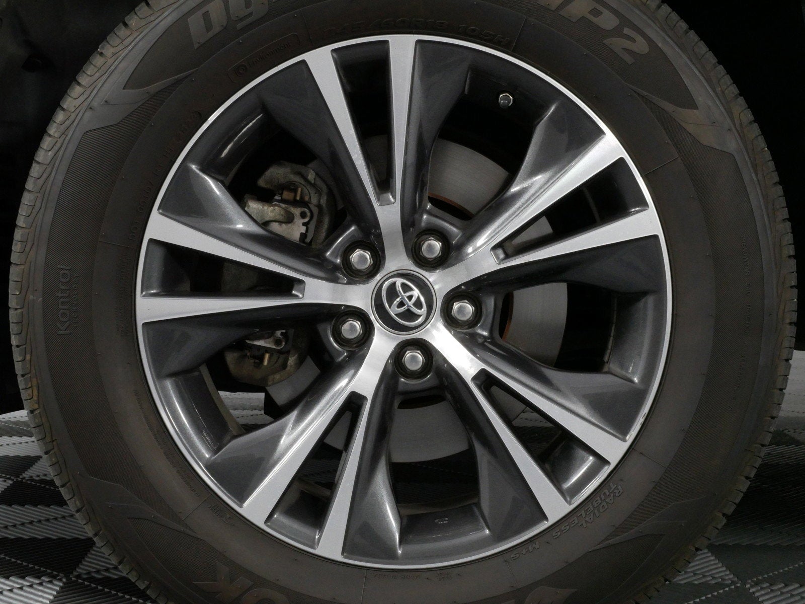 2019 Toyota Highlander LE Plus FWD *CLEAN CARFAX!*