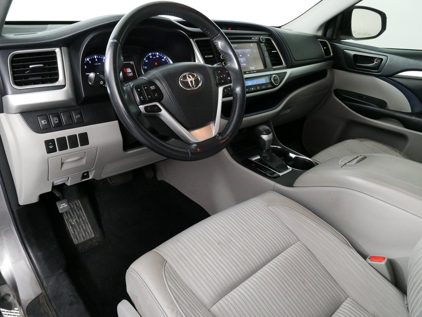 2017 Toyota Highlander LE FWD *CLEAN CARFAX!*