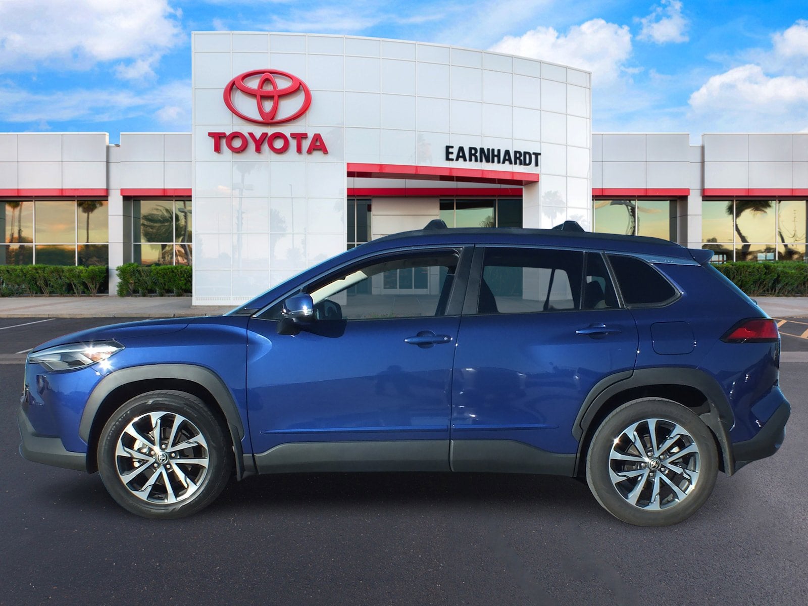 Used 2022 Toyota Corolla Cross XLE with VIN 7MUDAABG2NV039696 for sale in Northfield, Minnesota