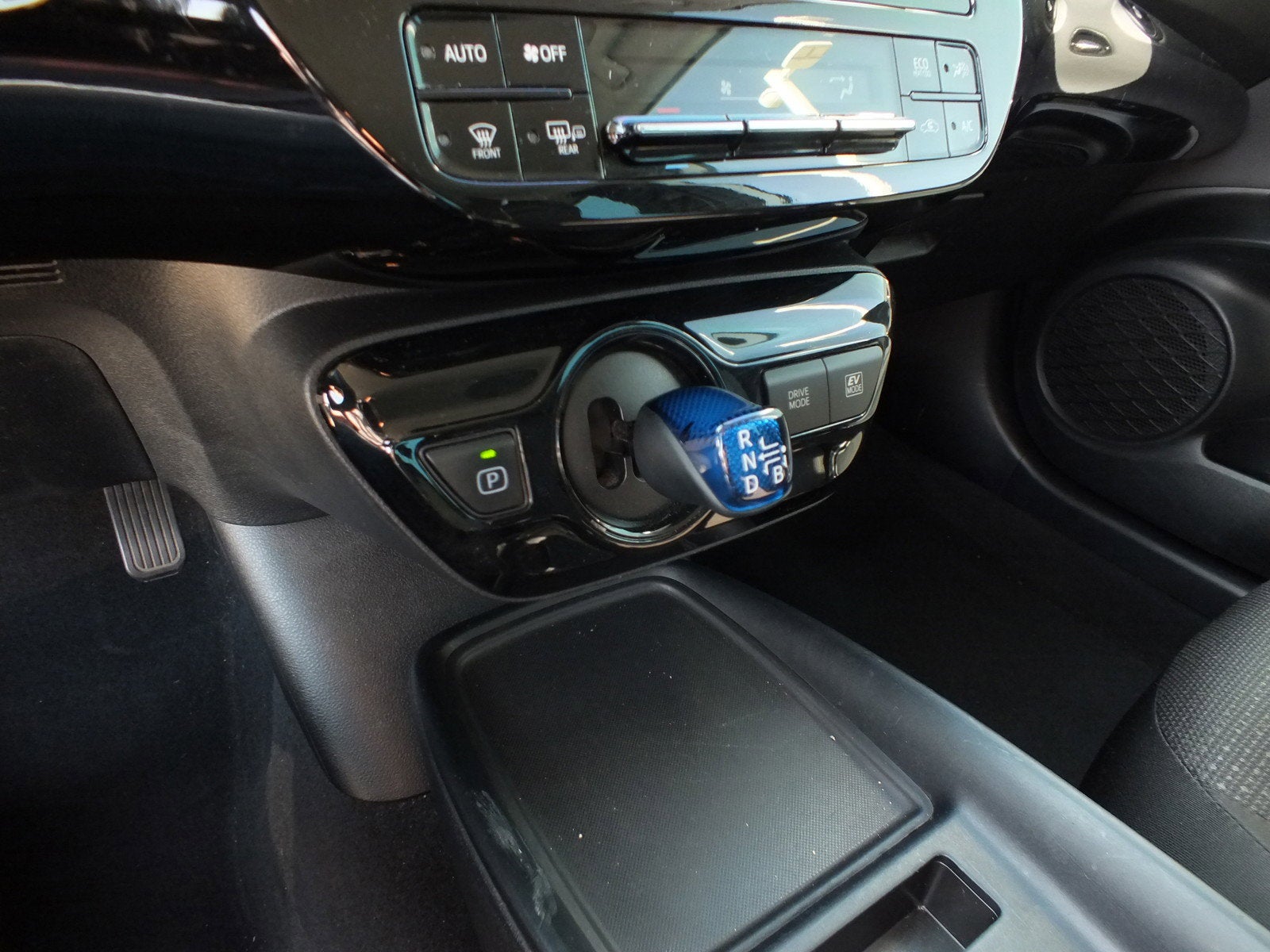 2019 Toyota Prius LE FWD *CLEAN CARFAX!*