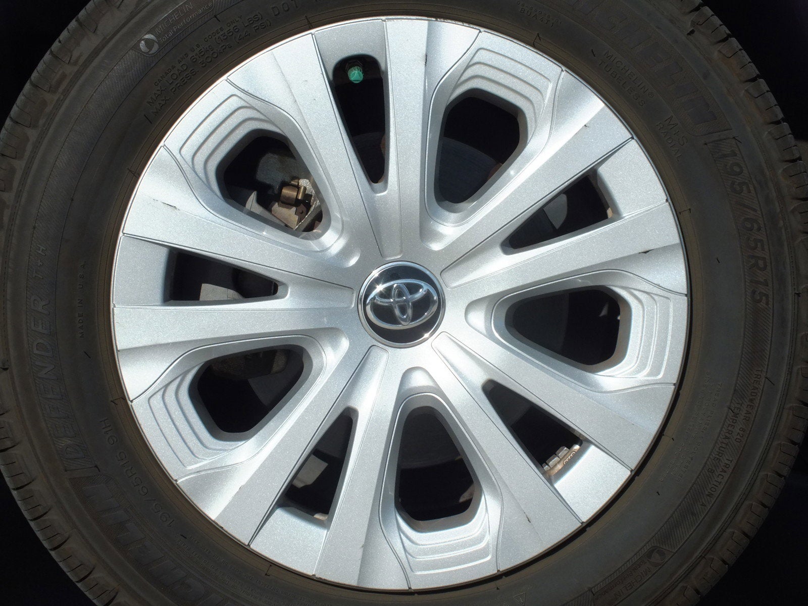 2019 Toyota Prius LE FWD *CLEAN CARFAX!*