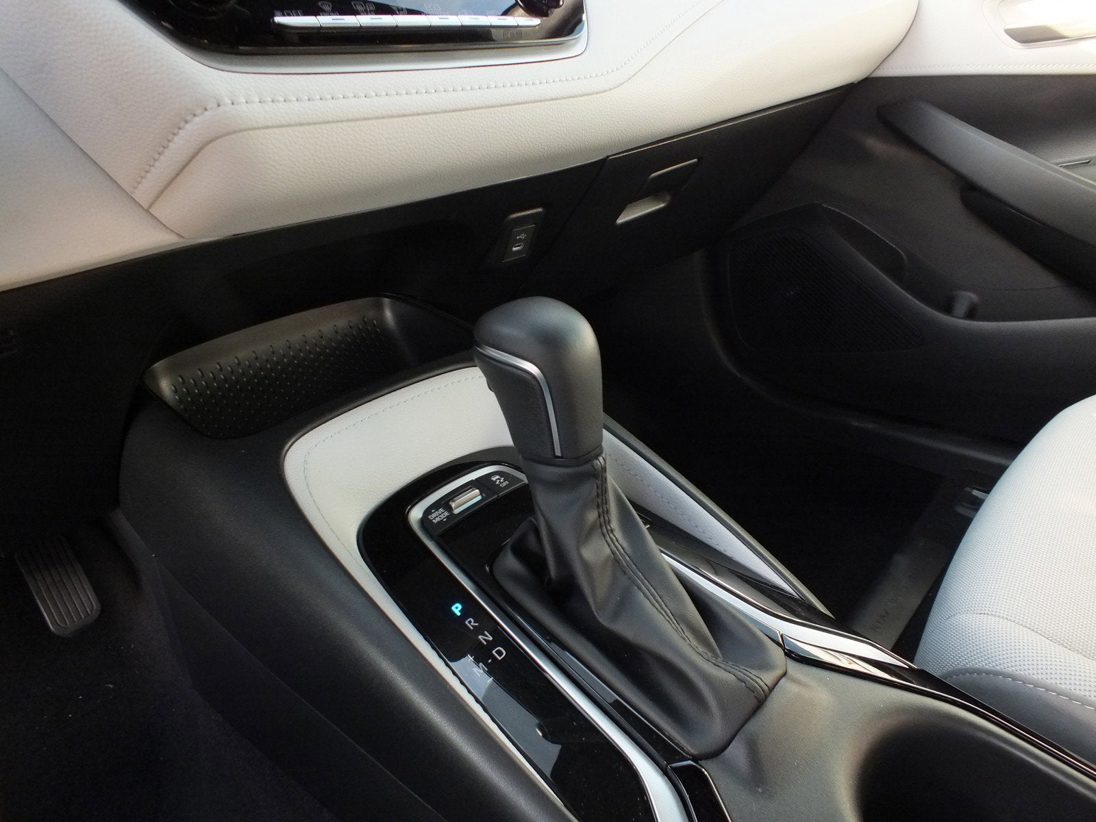 2025 Toyota Corolla Hatchback SE FWD *1 OWNER, CLEAN CARFAX!*